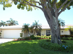 Great curb appeal welcomes you to this Broadwater home